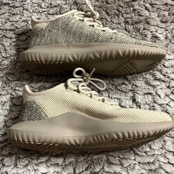 Woman’s Adidas Size 5 - - Picture 5 of 6